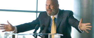 Obadiah Stane beschwichtigt die Presse.